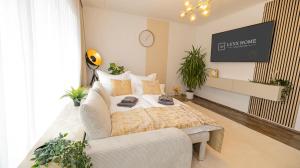 Luxx Home MM, Airport - Parkplatz - Küche - Balkon