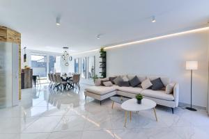 CROWONDER Villa Nika - Villa with Heated Swimming Pool, Jacuzzi and Sauna