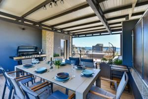 CROWONDER Villa Nika - Villa with Heated Swimming Pool, Jacuzzi and Sauna