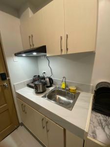 Spacious studio at fairview quezon with VERY FAST WIFI infront of SM