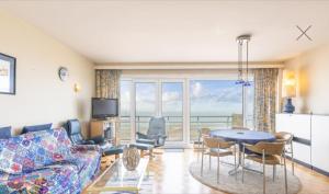 Cozy 2-bedroom apartment with stunning sea view T77