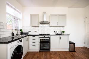 Stylish Modern Manchester Home - Perfect for Work, Leisure & Stadium Visits with Parking