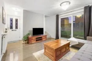 Stylish Detached Home, Sleeps 6 - Wolverton