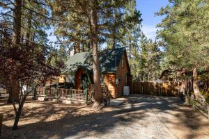 Big Bear Mountain Retreat with Hot Tub by MariamsBnb