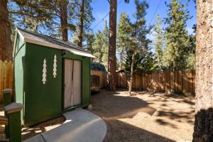 Big Bear Mountain Retreat with Hot Tub by MariamsBnb