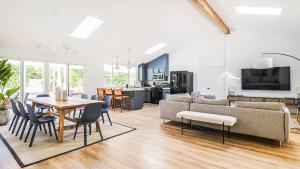 Palm Springs Pink House Villa with Pool, Casita & Mountain Views - Seasonal Special Offer