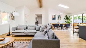 Palm Springs Pink House Villa with Pool, Casita & Mountain Views - Seasonal Special Offer