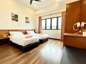 The Retreat, Mountain, Sunrise & Bee farm view , Hilltop Hotel Apartment In Kea Farm, Cameron Highlands