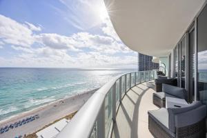 Ventur Beachfront Luxe Condo - Lyfe Beach Resort