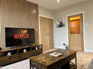 Panmure by CENTRAL SERVICED APARTMENTS - 2 Double Bedrooms - Monifieth - Sleeps 4 - Modern & Unique - Smart TV & WiFi - Fully Equipped Kitchen - Spacious & Unique