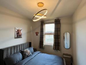 2 Bedroom by Central Serviced Apartments - Monifieth - Sleeps 4 - Modern & Unique - Smart TV & WiFi - Fully Equipped Kitchen - Spacious