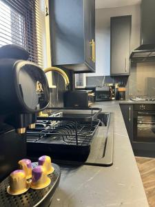 2 Bedroom by Central Serviced Apartments - Monifieth - Sleeps 4 - Modern & Unique - Smart TV & WiFi - Fully Equipped Kitchen - Spacious