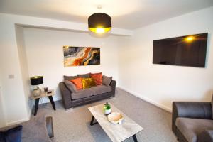 3 Bed Semi - Refurbished High Standard - Off Street Parking - Large Garden - Dog Friendly - Fast Wifi