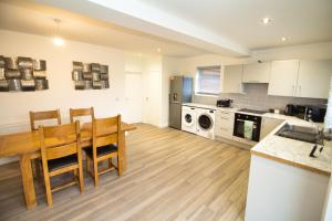 3 Bed Semi - Refurbished High Standard - Off Street Parking - Large Garden - Dog Friendly - Fast Wifi