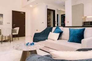 WelHome - Opulent Retreat With Panoramic Cityscape Views