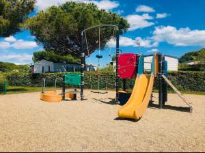 Maisons de vacances Joli Bungalow 464 pour 4-6 pers Camping Siblu Lac des Reves Lattes : photos des chambres