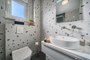 The Lookout Liveli - Premium Sea-View Apartment