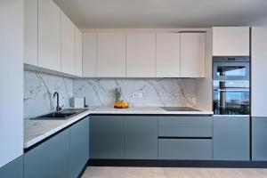 The Lookout Liveli - Premium Sea-View Apartment