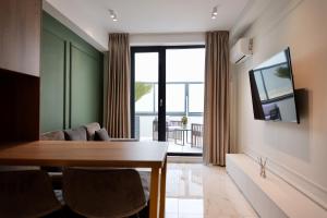 Luxury Skyline Suite Near Center