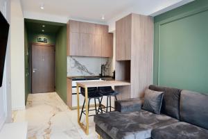 Luxury Skyline Suite Near Center