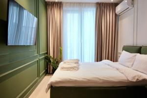 Luxury Skyline Suite Near Center