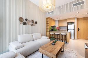 Luxury 1-Bedroom Apartment with Hall in Mamsha
