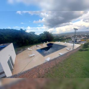 Casa duplex em condomínio de alto padrão , localizado em escarpas do lago Capitólio MG