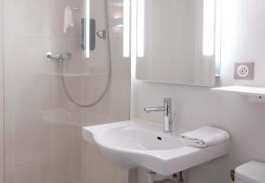 Hotels B&B HOTEL Louveciennes : photos des chambres