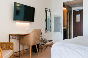 Hotels Hotel De La Pyramide : photos des chambres