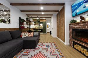 Двокімнатний апартамент на увесь перший поверх котеджу Freeman-3а - це виокремлена незалежна ЧАСТИНА БУДИНКУ з окремим входом з великою тер?