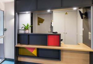Hotels B&B HOTEL Laval Change : photos des chambres