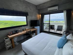 Phòng Deluxe Giường Đôi Với Ban Công và Tầm Nhìn Ra Biển (Deluxe Double Room with Balcony and Sea View)