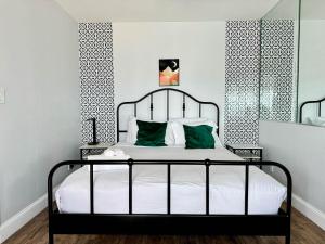 City View Condo with 3 Beds Free Parking LM 07