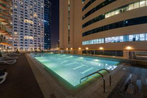 Stunning Waterfront Burj Views with Pool & Gym, Sleeps 6
