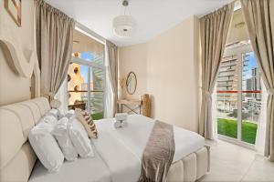 Stunning Waterfront Burj Views with Pool & Gym, Sleeps 6
