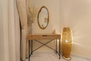 Stunning Waterfront Burj Views with Pool & Gym, Sleeps 6