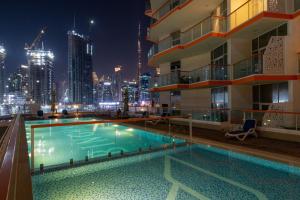 Stunning Waterfront Burj Views with Pool & Gym, Sleeps 6