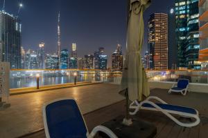 Stunning Waterfront Burj Views with Pool & Gym, Sleeps 6