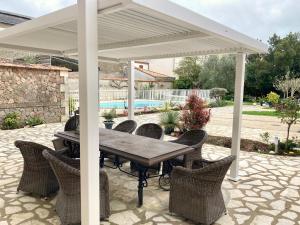 B&B / Chambres d'hotes La Villa des Roses Gite Chambres d'hotes Piscine chauffee : photos des chambres