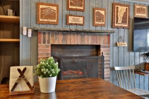 The Mountain Green Nook with Views, Shuttle Bus, Pools, Hot Tub, Gym, Ski Shop, Restaurant