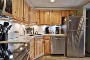 The Mountain Green Nook with Views, Shuttle Bus, Pools, Hot Tub, Gym, Ski Shop, Restaurant