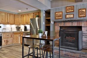 The Mountain Green Nook with Views, Shuttle Bus, Pools, Hot Tub, Gym, Ski Shop, Restaurant