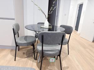 Spacious Modern 1 Bed Apartments in St Neots - Perfect for Contractors & Professionals - Free Parking - WiFi - Fully Equipped Kitchen - Smart TV Ideal for Work Stays and Long Projects