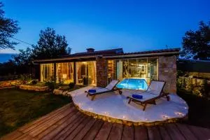 Rustic villa Radosic with indoor pool - Lećevica