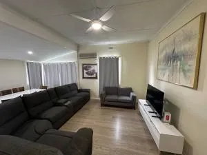 Spacious Family Home Sleeps 8 - Copmanhurst