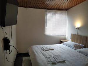 Cuarto con Cama King y Smart TV en apartamento compartido en Tunja