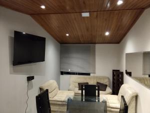 Cuarto con Cama King y Smart TV en apartamento compartido en Tunja