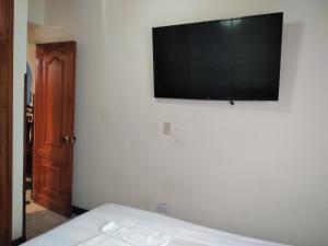 Cuarto con Cama King y Smart TV en apartamento compartido en Tunja