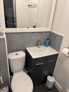 Pet-Friendly Lakeside Lodge – Cotswold Water Park