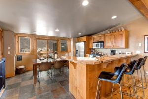 KBM Resorts Private Home Walk to Town and to Ski Access Hot Tub and Fire Pit PNF-860